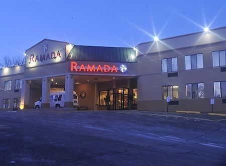 Отель Ramada By Wyndham Newburgh/West Point Экстерьер фото