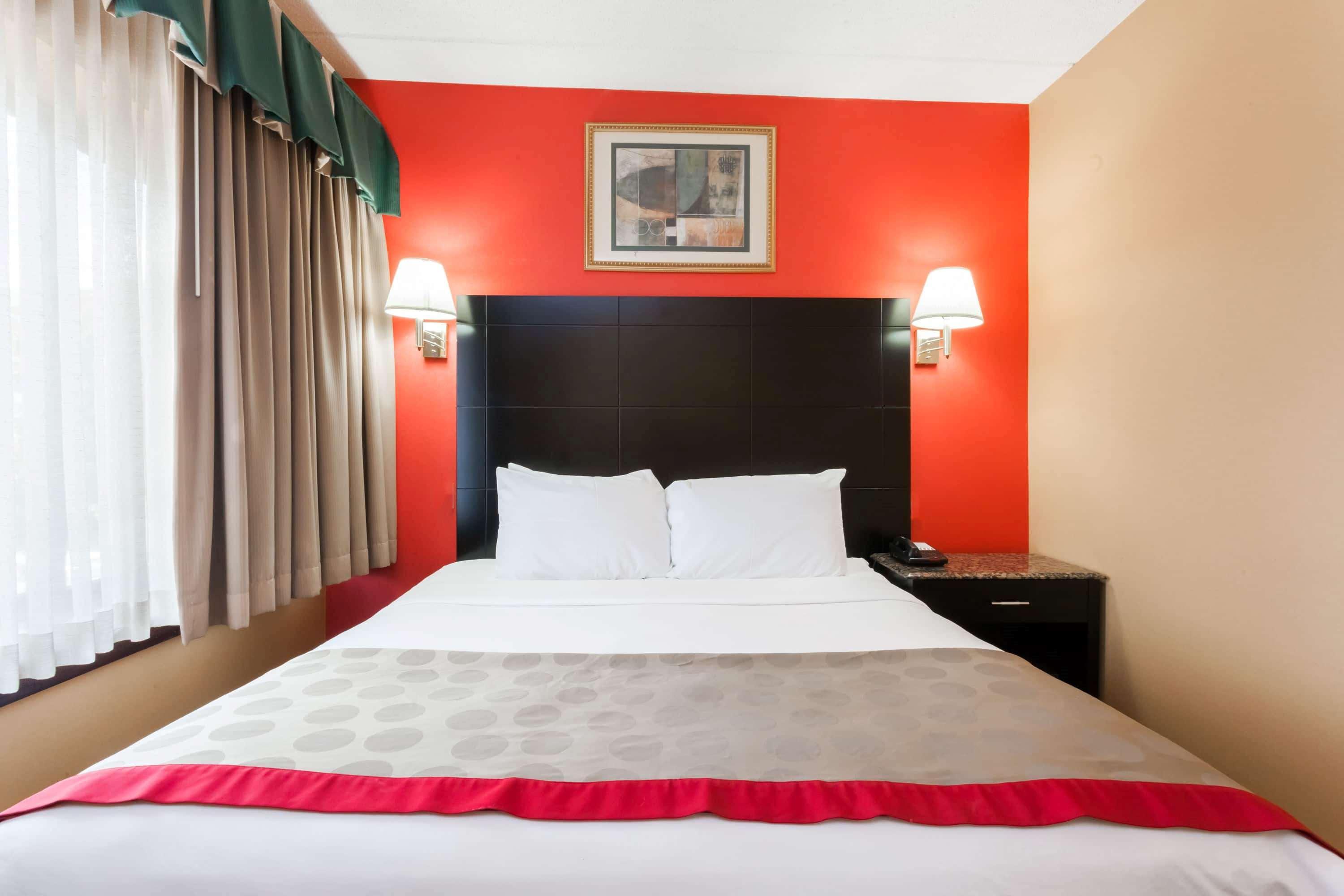 Отель Ramada By Wyndham Newburgh/West Point Экстерьер фото