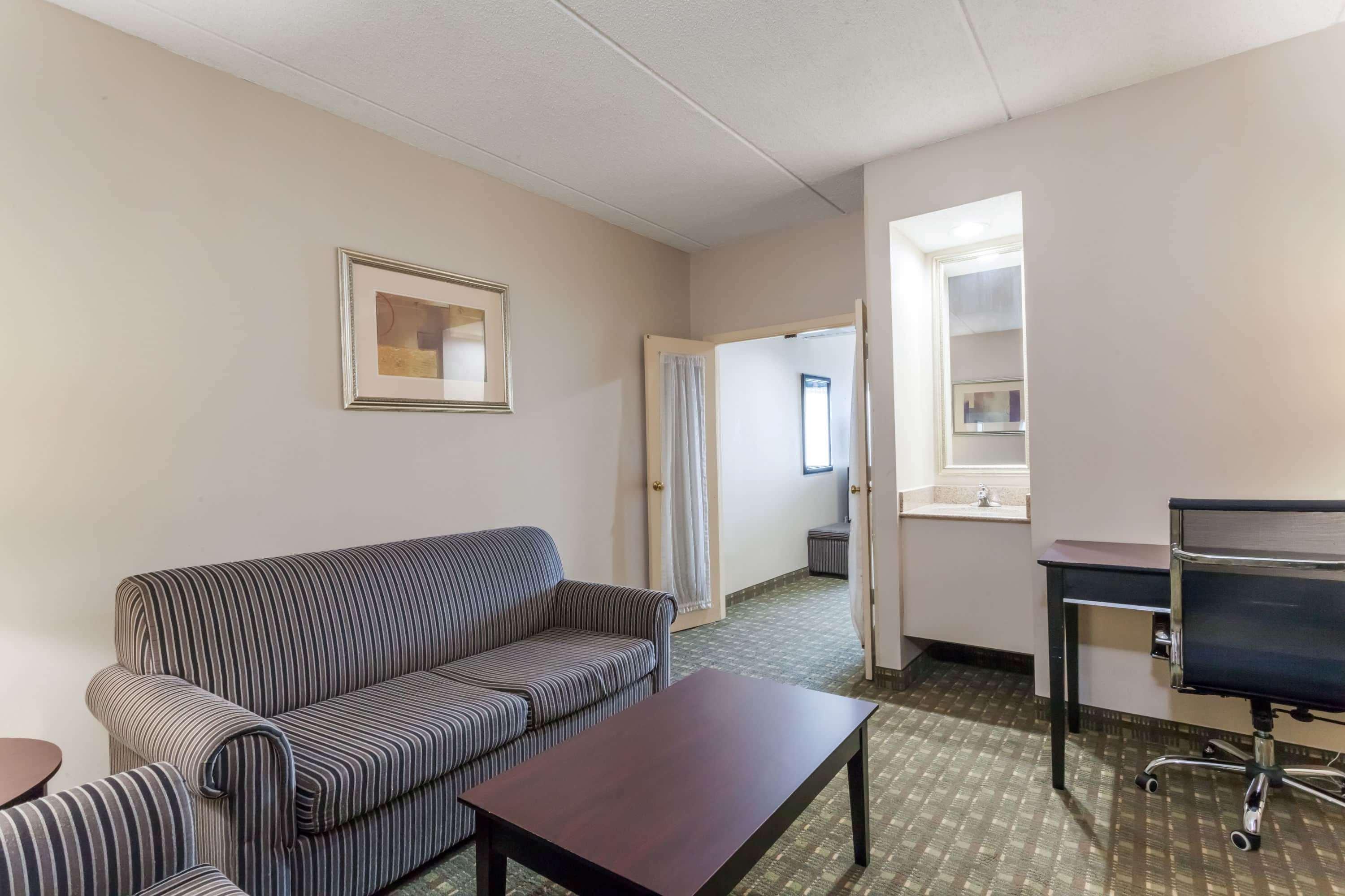 Отель Ramada By Wyndham Newburgh/West Point Экстерьер фото
