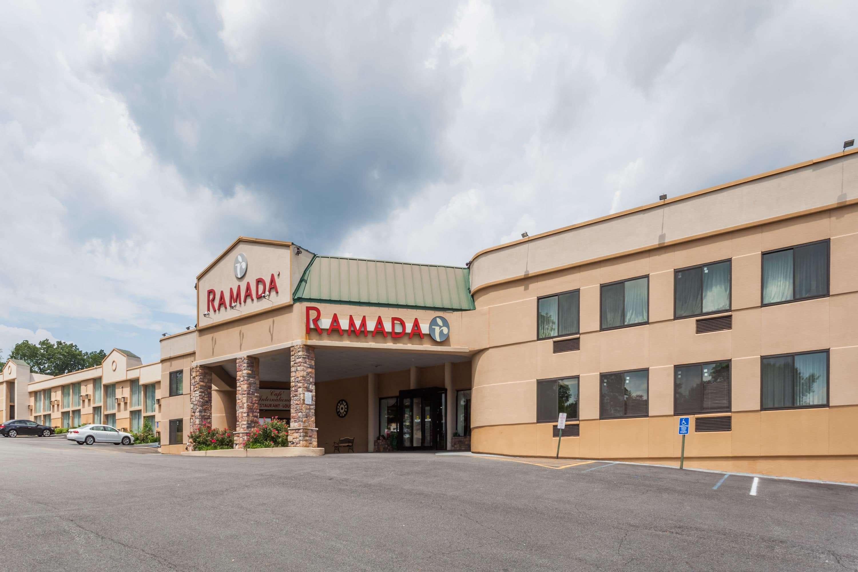 Отель Ramada By Wyndham Newburgh/West Point Экстерьер фото