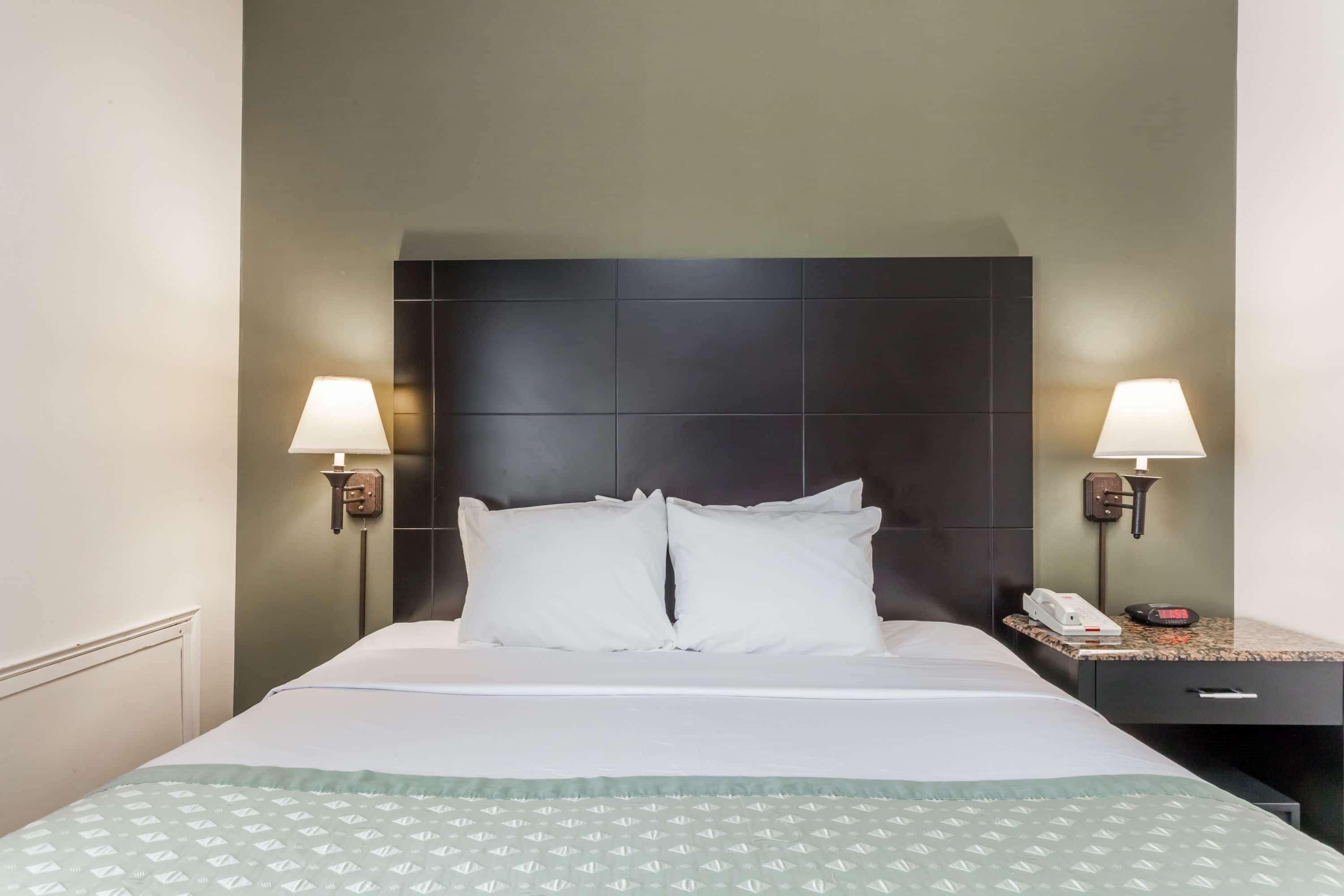 Отель Ramada By Wyndham Newburgh/West Point Экстерьер фото