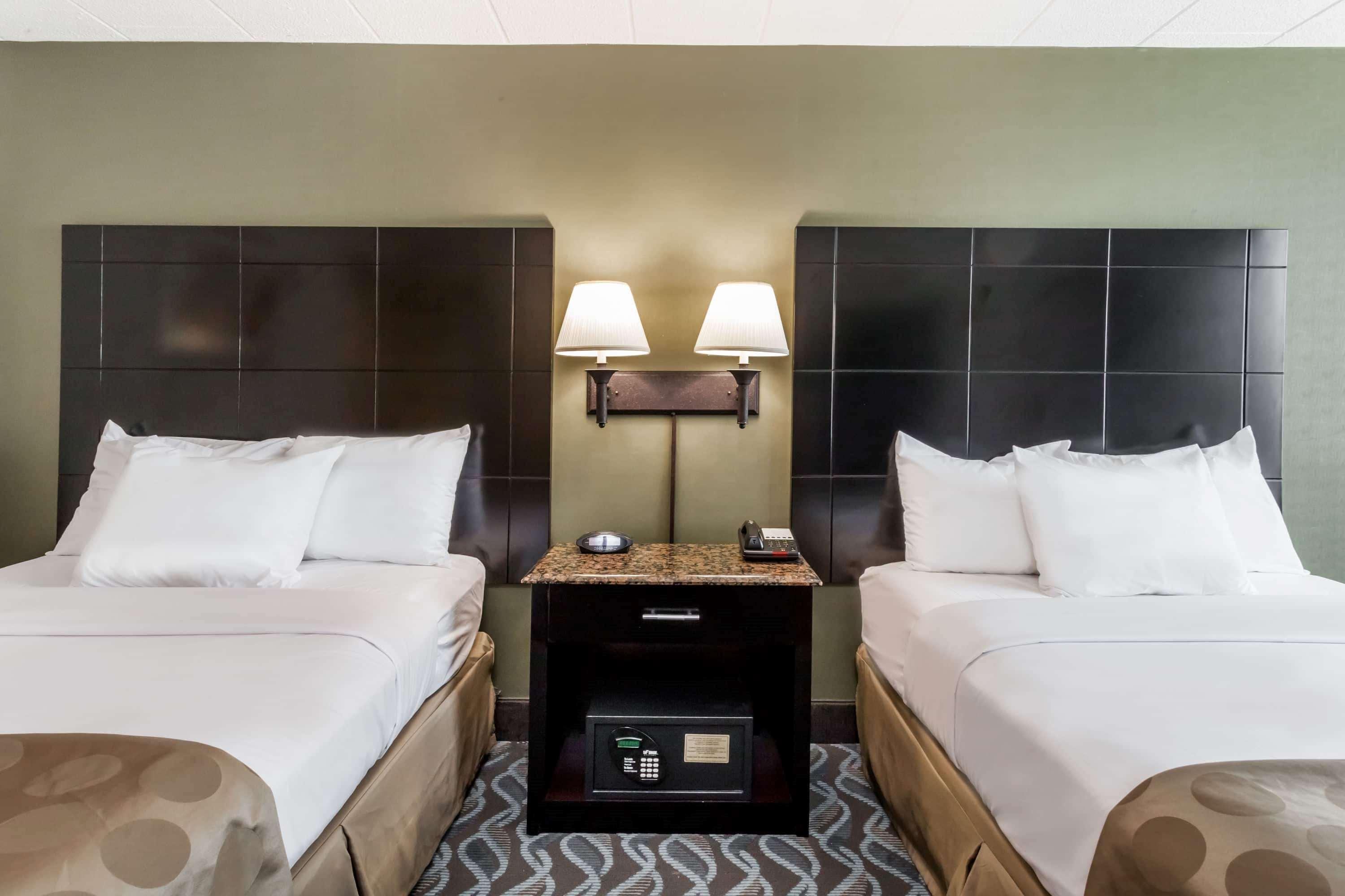Отель Ramada By Wyndham Newburgh/West Point Экстерьер фото