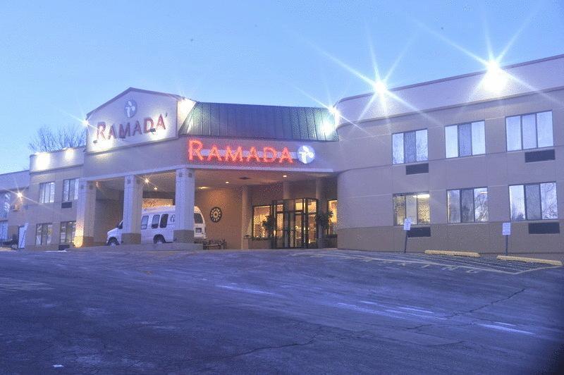 Отель Ramada By Wyndham Newburgh/West Point Экстерьер фото