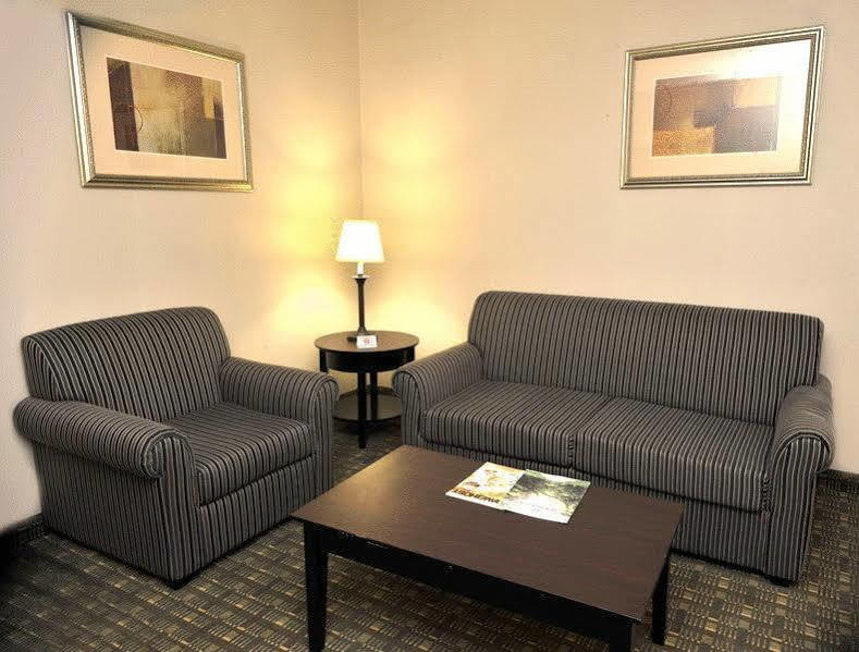 Отель Ramada By Wyndham Newburgh/West Point Экстерьер фото